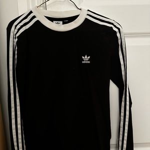 Women’s Adidas long sleeve shirt. Only worn a few times. Great condition